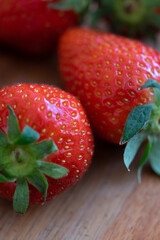 Erdbeeren auf einem Küchenbrett aus Holz