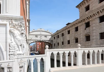 Photo sur Plexiglas Pont des Soupirs Venice, VE, Italy - May 18, 2020:. Statue of Drunken Noah from the Facade of Ducal Palace and the bridge of sighs