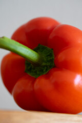 rote Paprika auf einem Küchenbrett