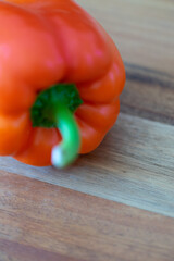 rote Paprika auf einem Küchenbrett