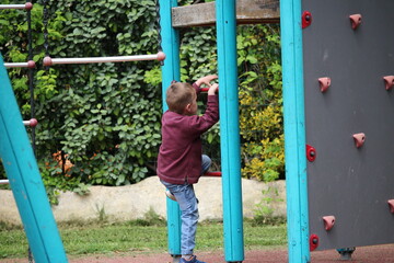 enfant grimpant à une échelle