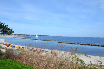 Fototapeta na wymiar Schilksee, Kiel, Schleswig-Holstein, Ausblick von der Strandpromenade, im Hintergrund Leuchtturm Bülk