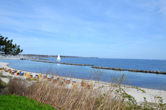 Schilksee, Kiel, Schleswig-Holstein, Ausblick von der Strandpromenade, im Hintergrund Leuchtturm B&uuml;lk