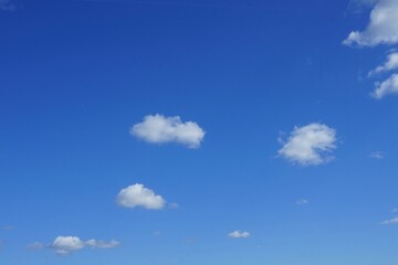 Nuages et ciel bleu .