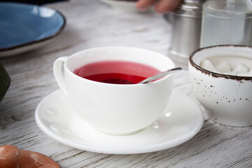 Obraz na płótnie Canvas tea in a white cup on the table