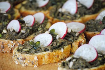 tostadas saludables con aguacate y rabanos para desayunar, receta