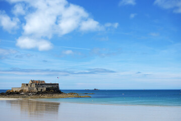 Fototapeta na wymiar Saint-Malo plage fort