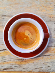 Kaffee mit Crema auf Holztisch