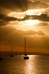 Velero bahia contraluz