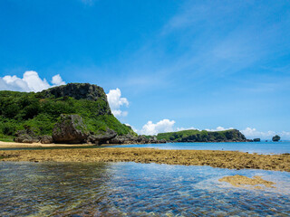 Obraz premium 晴れた日の干潮時の沖縄県うるま市にある宮城島の天然ビーチ、ウクン浜の風景