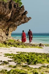 Crédence de cuisine en verre imprimé Plage de Nungwi, Tanzanie Zanzibar, Tanzanie, Nungwi. Détail du fond rocheux de la plage avec deux Masai marchant.