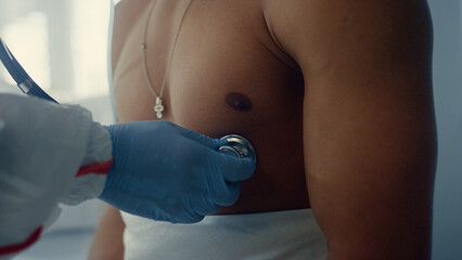 Obraz premium Doctor hands listening heartbeat ward closeup. Medical checkup during pandemic.