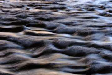 海べで波をシャッター速度を落として撮影。白く糸を引く波
