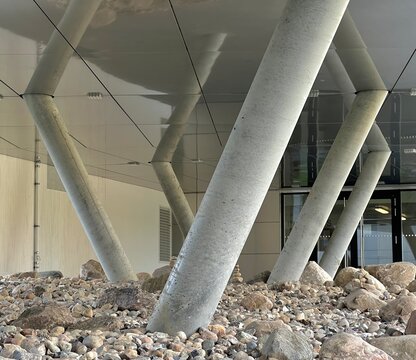 schr&auml;ggestellte S&auml;ulen in der Architektur 