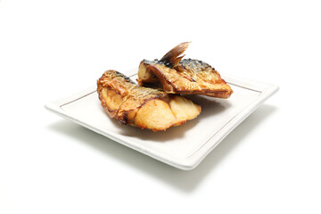 皿にのせた鯖の塩焼き