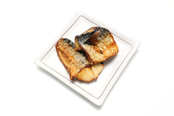 皿にのせた鯖の塩焼き