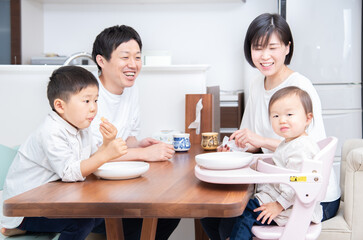 ダイニングテーブルでおやつを食べている家族