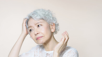 髪で悩むシニア女性