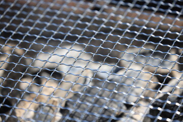 バーベキューコンロの炭の上の網