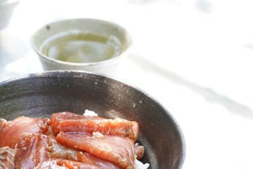 マグロ丼、鮪寿司、日本食、ランチ、定食、丼、寿司、刺身、メバチマグロ、