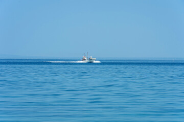 【漁船】凪の海を疾走する漁船