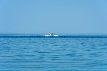 【漁船】凪の海を疾走する漁船