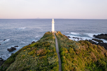 夕暮れの灯台と岬の風景 - obrazy, fototapety, plakaty