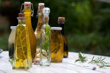 Frische Öle im Garten. Kräuteröl und Essig selber machen 