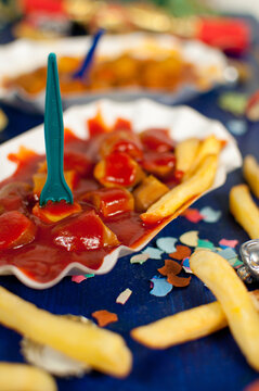 Silverster Essen Rezept. Currywurst - deutsche K&uuml;che. Hier mit Konfetti. Vegane Wurst aus Tofu und Pommes. Essen bei einer Party 