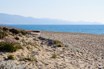 Isola Rossa Sardinien Strand, einsam mit Boot. Meerblick 