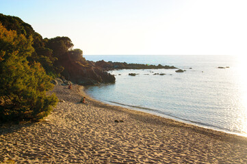 Fototapeta na wymiar Sardinien Isola Rossa Strand Morgenlicht 