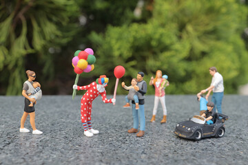 a figure of Clown share the balloons to kids