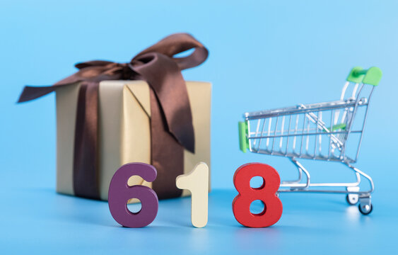 618 E-commerce Shopping Festival Gift Cart Miniatures