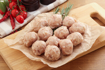 Raw chicken meatballs for cooking