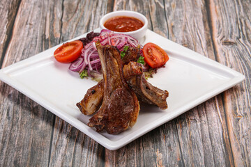 Grilled lamb square with tomato sauce