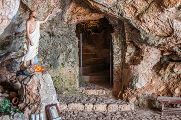 Particolare di statua del Cristo con ingresso scavato nella roccia