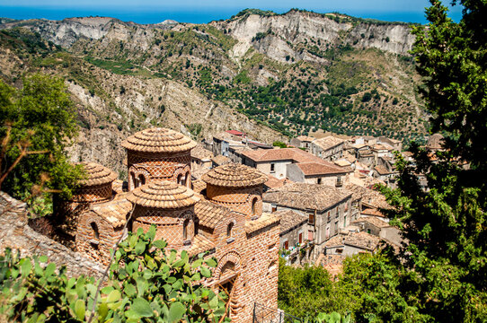 Complesso dell'Eremo bizantino di Stilo visto dall'alto con vista fino al mare Ionio