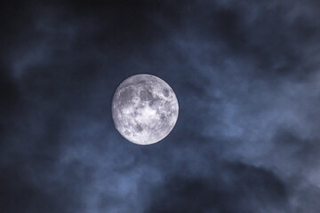 Fototapeta na wymiar 雲間から現れた月