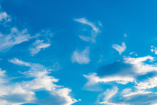 きれいな青空と雲　グラデーション　壁紙イメージ　日本　空　背景素材　Beautiful blue sky and clouds gradient wallpaper image Japan sky background material