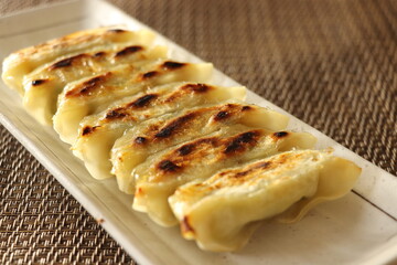 しっとり焼けた焼き餃子