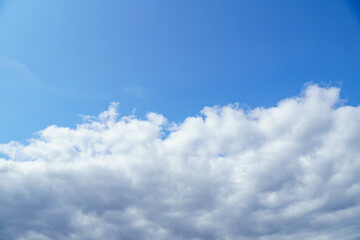 青空と迫り来る雲