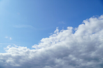 青空と迫り来る雲