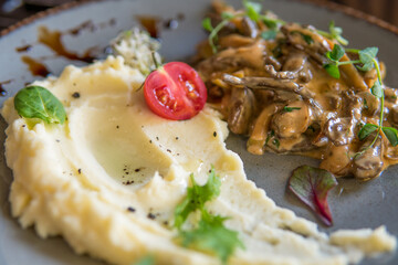 mashed potatoes with gravy made of meat and mushrooms