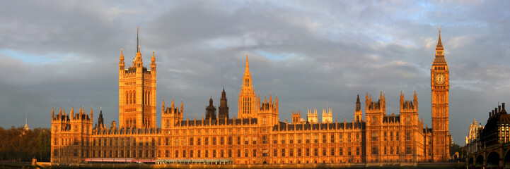 Fototapeta na wymiar LONDON, UK - MAY 03, 2008: Panorama view of Big Ben and the Houses of Parliament