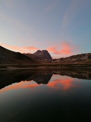 Fototapeta na wymiar sunrise over the lake gran sasso d'Italia 