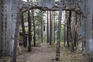 teren byłej fabryki amunicji - opuszczone potężne betonowe budynki rozrzucone wśród lasów w województwie lubuskim 