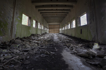 Fototapeta premium Wnętrze opuszczonej byłej fabryki amunicji 