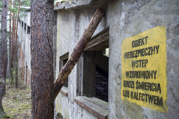 Fototapeta premium Niebezpieczny opuszczony budynek w środku lasu po fabryce amunicji 