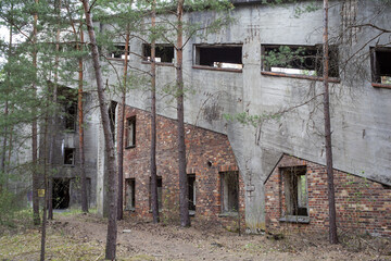 Obraz premium Opuszczony stary budynek w środku lasu po fabryce amunicji w okolicach Nowogrodu Bobrzańskiego