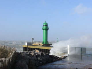 Obraz premium tempête phare boulogne sur mer